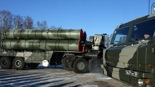 Hệ thống tên lửa S-400 cải tiến từ tên lửa S-300 của Nga - Ảnh: AFP.
